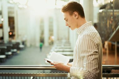 Adam stsnd Kütüphane ve okuma kitabı ile bulanıklık arka plan güneş 