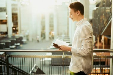 Adam stsnd Kütüphane ve okuma kitabı ile bulanıklık arka plan güneş 