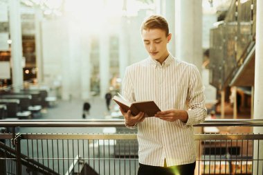 Adam stsnd Kütüphane ve okuma kitabı ile bulanıklık arka plan güneş 