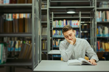 Kütüphane ve okuma kitap ile adam oturup arka plan bulanıklık