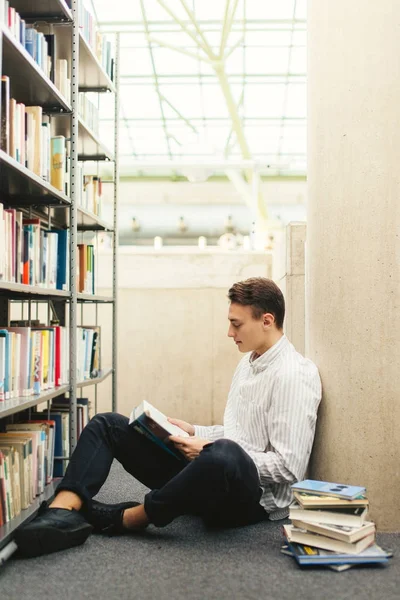 Student read his book on the steps to library with sun light — Stock Photo, Image