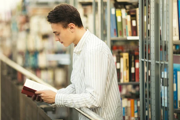 Man stsnd on the library and read book with blur background sun — Stock Photo, Image