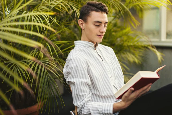 Man sit on the library and read book with blur background — Stock Photo, Image