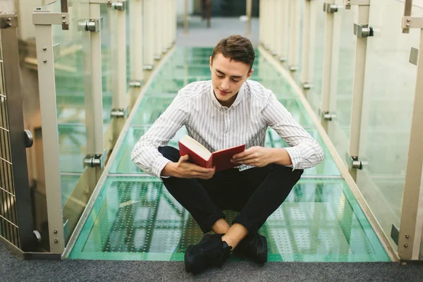 Man sit on the library and read book with blur background — Stock Photo, Image