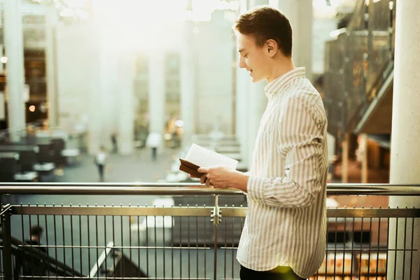 Adam stsnd Kütüphane ve okuma kitabı ile bulanıklık arka plan güneş 