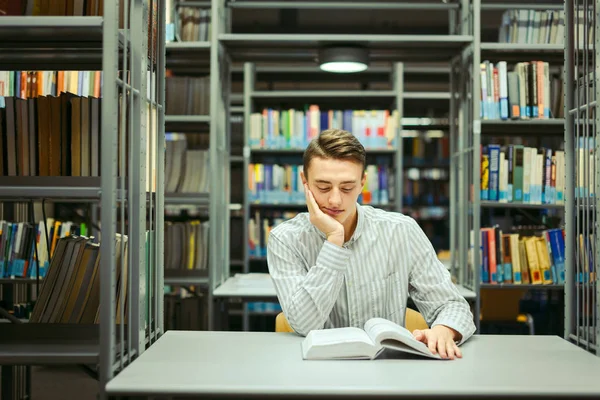 Kütüphane ve okuma kitap ile adam oturup arka plan bulanıklık