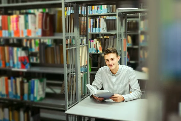 Kütüphane ve okuma kitap ile adam oturup arka plan bulanıklık