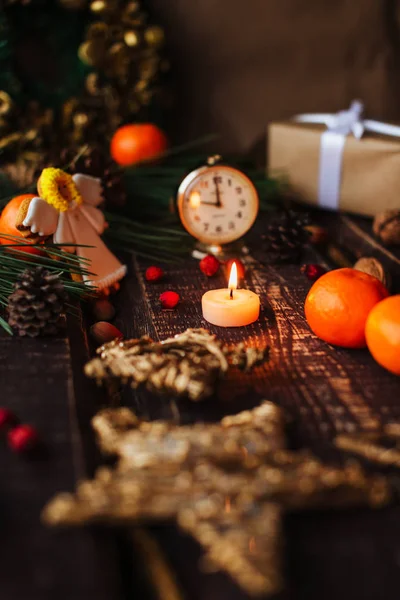 Latar belakang Natal dengan dekorasi dan lilin, lilin di fir — Stok Foto
