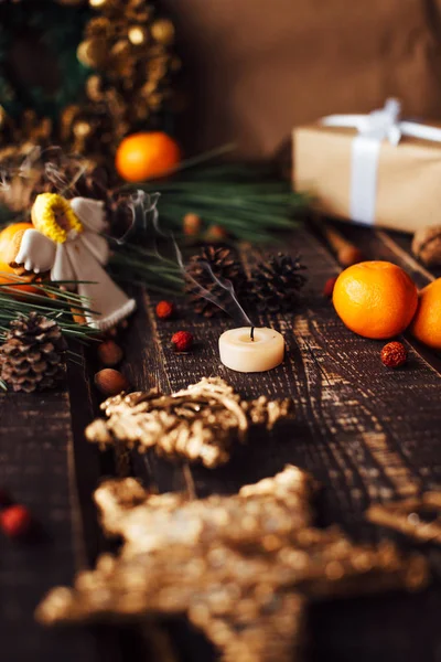 Tło Boże Narodzenie dekoracje i świeczki świeca na fir — Zdjęcie stockowe