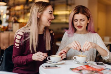 Kahve, et yerleştirin ve, konuşmamızı iki kız yapın conv