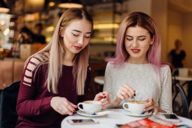 Kahve, et yerleştirin ve, konuşmamızı iki kız yapın conv