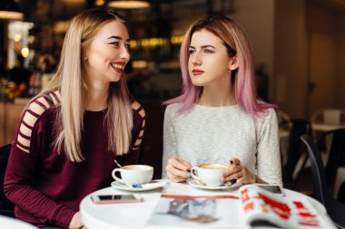 Kahve, et yerleştirin ve, konuşmamızı iki kız yapın conv