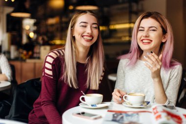 Kahve, et yerleştirin ve, konuşmamızı iki kız yapın conv