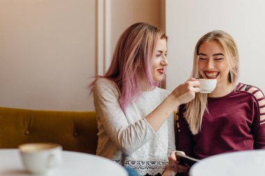 Kahve, et yerleştirin ve, konuşmamızı iki kız yapın conv