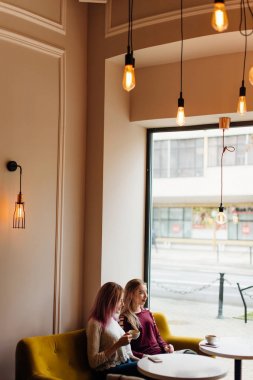 Kahve, et yerleştirin ve, konuşmamızı iki kız yapın conv