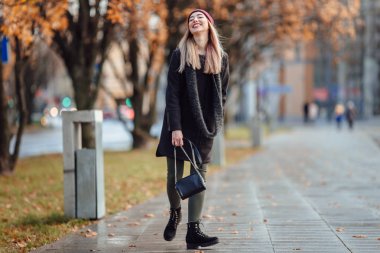 Kız güzel moda yürümek çanta ve gülümseme ile sokakta 