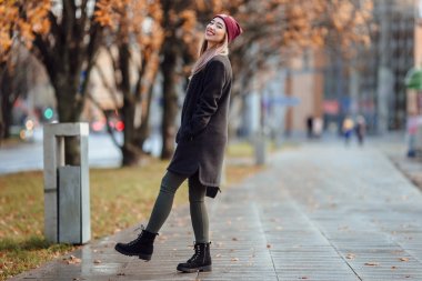 Kız güzel moda yürümek çanta ve gülümseme ile sokakta 