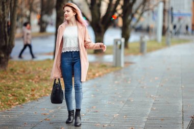 Kız güzel moda yürümek çanta ve gülümseme ile sokakta 
