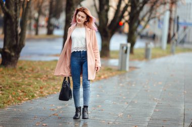 Kız güzel moda yürümek çanta ve gülümseme ile sokakta 