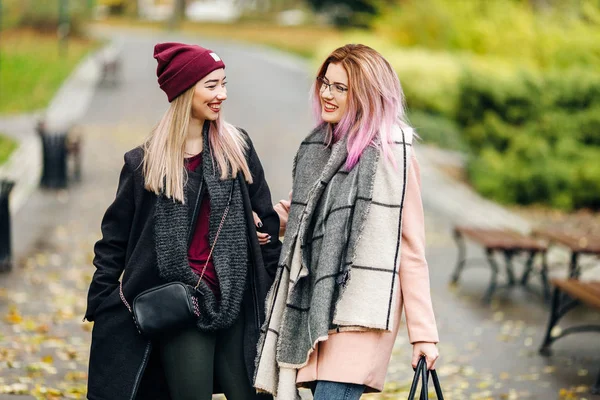 Dvě dívky mluvit k sobě navzájem a smích, podzimní oblečení — Stock fotografie