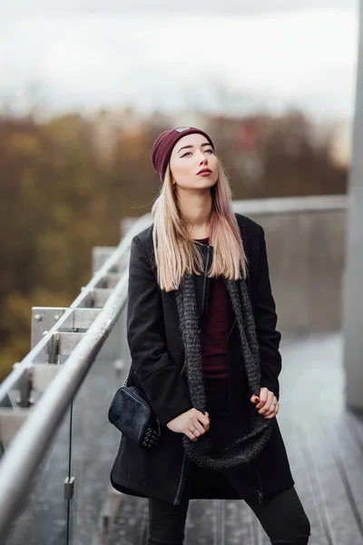 Ragazza in piedi sulla strada e posa per la fotocamera — Foto Stock