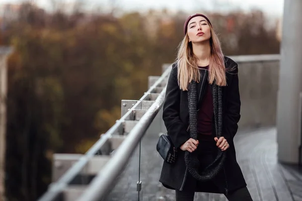 Fille debout dans la rue et pose à la caméra — Photo