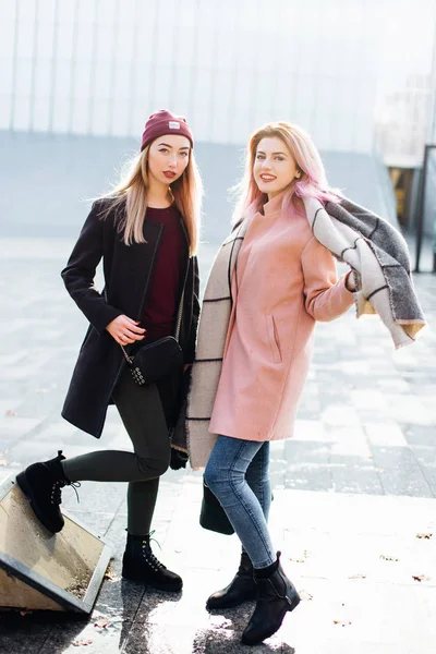 Två tjejer att prata med varandra och skratta, höst kläder — Stockfoto
