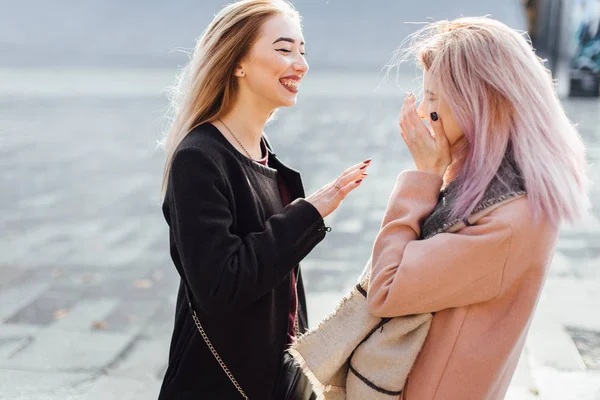 Due ragazze che si parlano e ridono, vestiti autunnali — Foto Stock