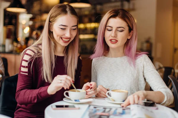 Kahve, et yerleştirin ve, konuşmamızı iki kız yapın conv — Stok fotoğraf