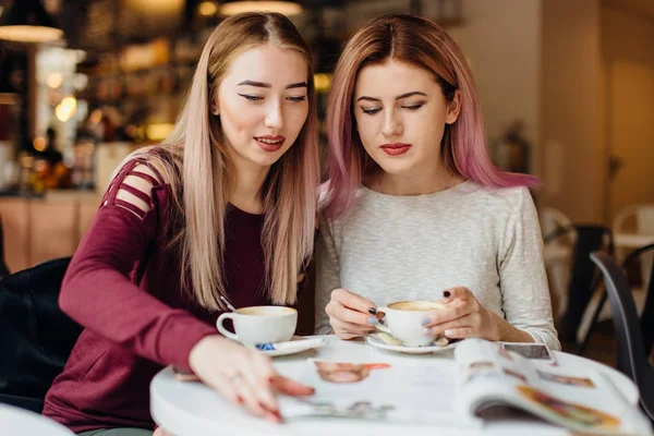 Duas meninas carne no café lugar e conversar uns com os outros, fazer conv — Fotografia de Stock