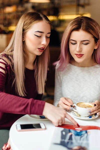 Kahve, et yerleştirin ve, konuşmamızı iki kız yapın conv — Stok fotoğraf