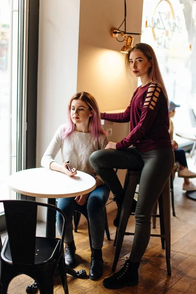 Kahve, et yerleştirin ve, konuşmamızı iki kız yapın conv — Stok fotoğraf
