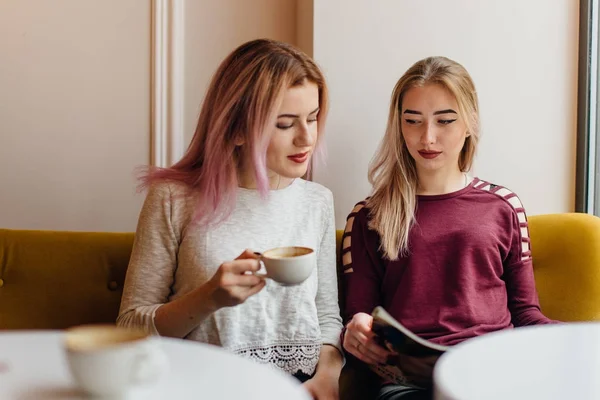 Duas meninas carne no café lugar e conversar uns com os outros, fazer conv — Fotografia de Stock