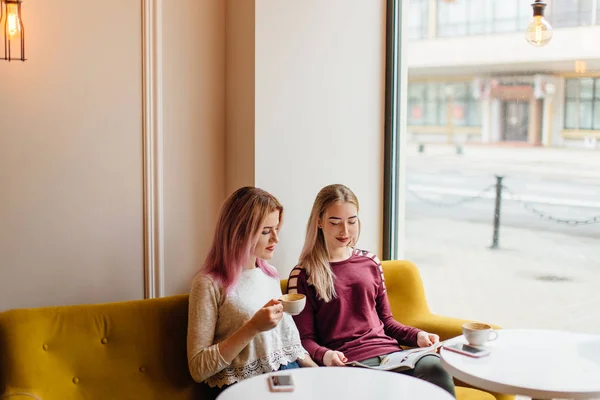Dvě dívky maso na kávu místo a mluvit k sobě navzájem, aby conv — Stock fotografie