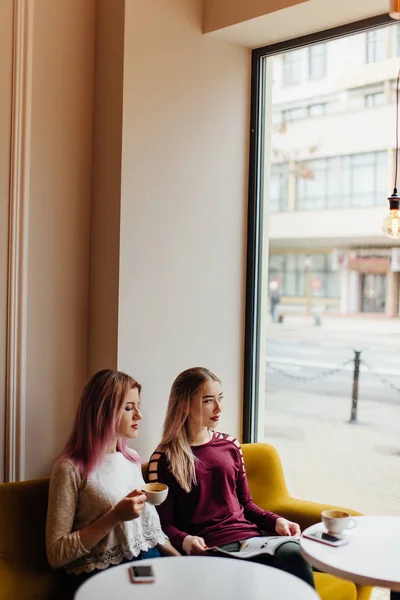 Duas meninas carne no café lugar e conversar uns com os outros, fazer conv — Fotografia de Stock