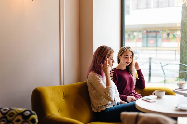 Duas meninas carne no café lugar e conversar uns com os outros, fazer conv — Fotografia de Stock