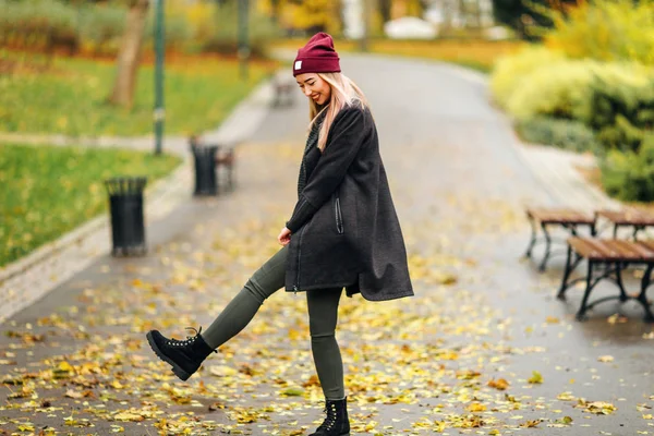 Belle fille de la mode marcher dans la rue avec sac et sourire à — Photo