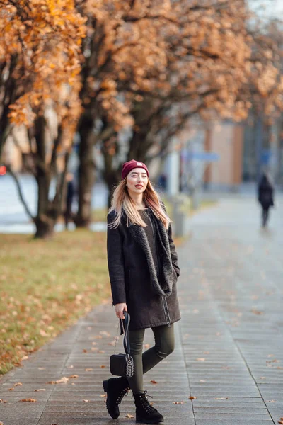 Menina da moda bonita andar na rua com saco e sorriso para — Fotografia de Stock