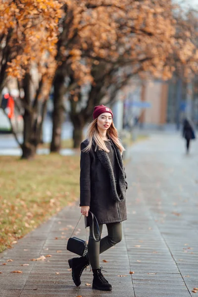 Menina da moda bonita andar na rua com saco e sorriso para — Fotografia de Stock