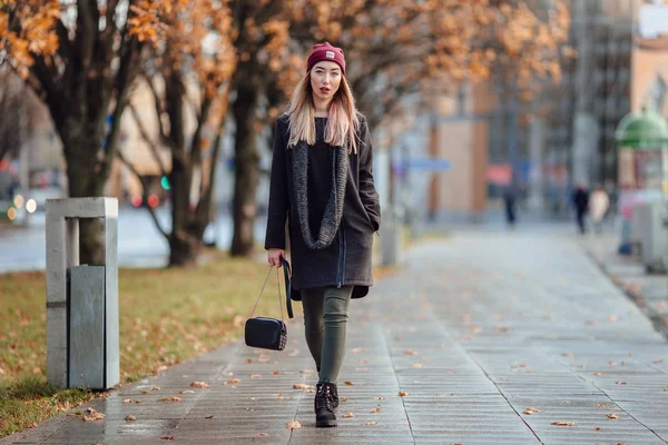 Vackra mode flicka gå på gatan med väska och leende — Stockfoto