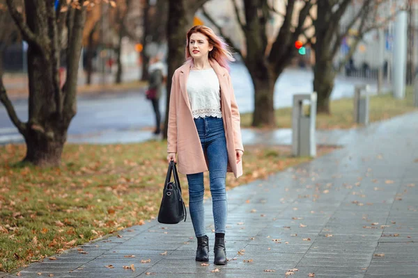 Hermosa chica de moda caminar por la calle con bolsa y sonrisa a —  Fotos de Stock