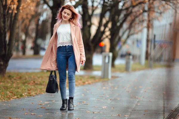 Menina da moda bonita andar na rua com saco e sorriso para — Fotografia de Stock