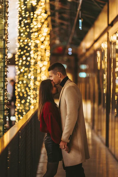 Lovely couple stand at the shop centre and hug each other — Stock Photo, Image