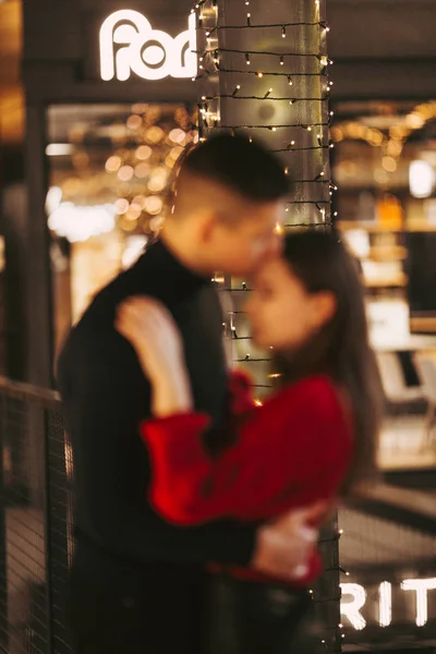 Прекрасная пара стоит в торговом центре и обнимает друг друга — стоковое фото