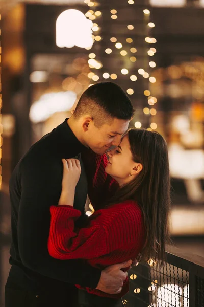 Casal lindo ficar no centro da loja e abraçar uns aos outros — Fotografia de Stock