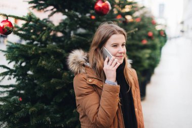 Mutlu kız telefonda konuşmak ve gülümseme impressi ile etrafa