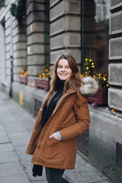 Une jeune jolie fille marche dans la rue. Suspendez son écharpe dans une main — Photo