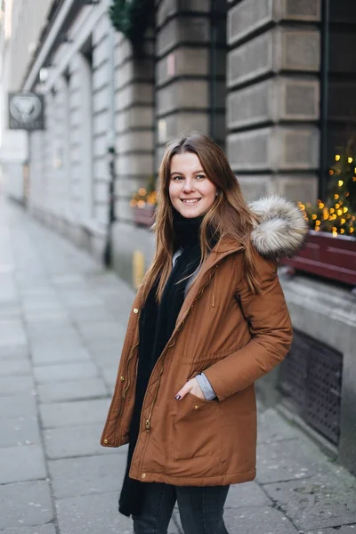 Une jeune jolie fille marche dans la rue. Suspendez son écharpe dans une main — Photo