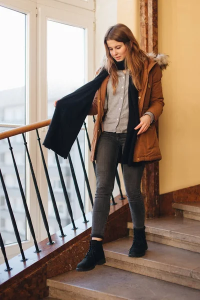 Молода дівчина моди ходить по сходах і дивиться навколо з різними — стокове фото