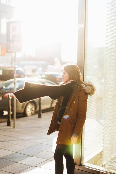 Jovencita bonita caminar por la calle. Colgar su bufanda en una mano — Foto de Stock